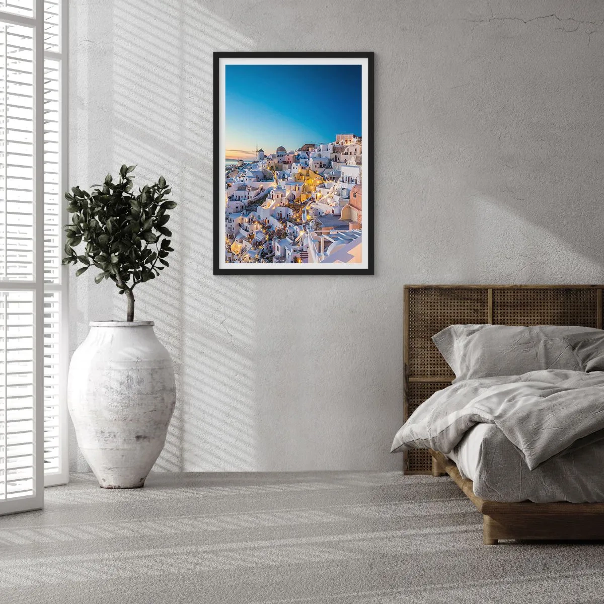 Plakát v černém rámu - Pohled na osvětlené domy na Santorini při západu slunce - 50x70cm - Esence Řecka - Moderní nástěnná dekorace do obývacího pokoje a ložnice ARTTOR