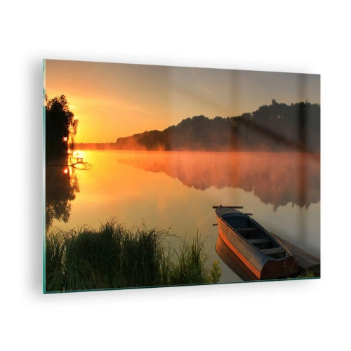 Obraz na skle - Východ slunce nad klidným jezerem s lodí na břehu - 70x50cm - Východ slunce u vody jako povrch zrcadla - Moderní nástěnná dekorace do obývacího pokoje a ložnice ARTTOR
