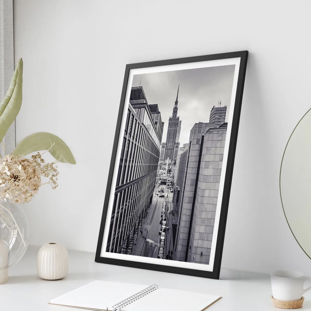 Plakát v černém rámu - Pohled na Palác kultury a vědy ve Varšavě v odstínech šedé - 50x70cm - Varšavské údolí - Moderní nástěnná dekorace do obývacího pokoje a ložnice ARTTOR