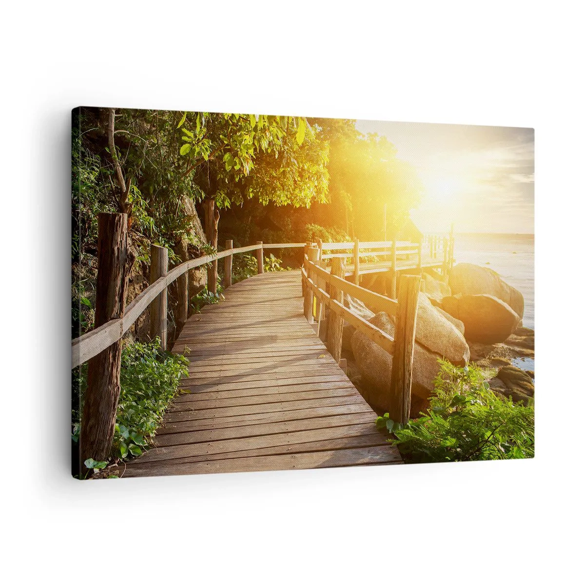 Obraz na plátně - Dřevěný most mezi zelení vedoucí k moři v paprscích slunce - 70x50cm - Další zatáčka, další zázraky - Moderní nástěnná dekorace do obývacího pokoje a ložnice ARTTOR