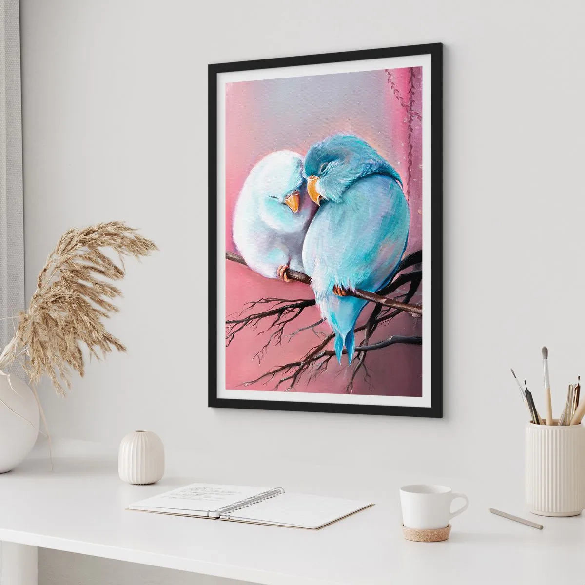 Plakát v černém rámu - Dva ptáci sedící na větvi v romantickém prostředí - 50x70cm - Co k tomu dodat?… - Moderní nástěnná dekorace do obývacího pokoje a ložnice ARTTOR