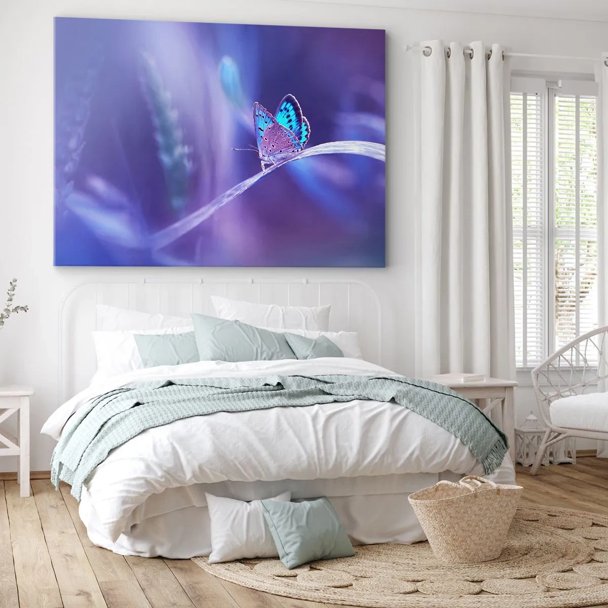 Obraz na plátně - Jemný modrý motýl na stonku ve fialovém světle - 70x50cm - Klenot přírody - Moderní nástěnná dekorace do obývacího pokoje a ložnice ARTTOR