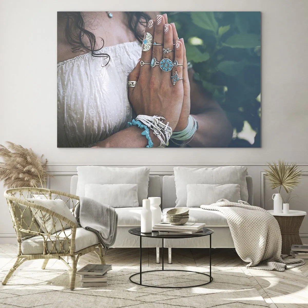 Obraz na skle - Ženské ruce nosí boho šperky - 70x50cm - Vítejte v centru bytí - Moderní nástěnná dekorace do obývacího pokoje a ložnice ARTTOR
