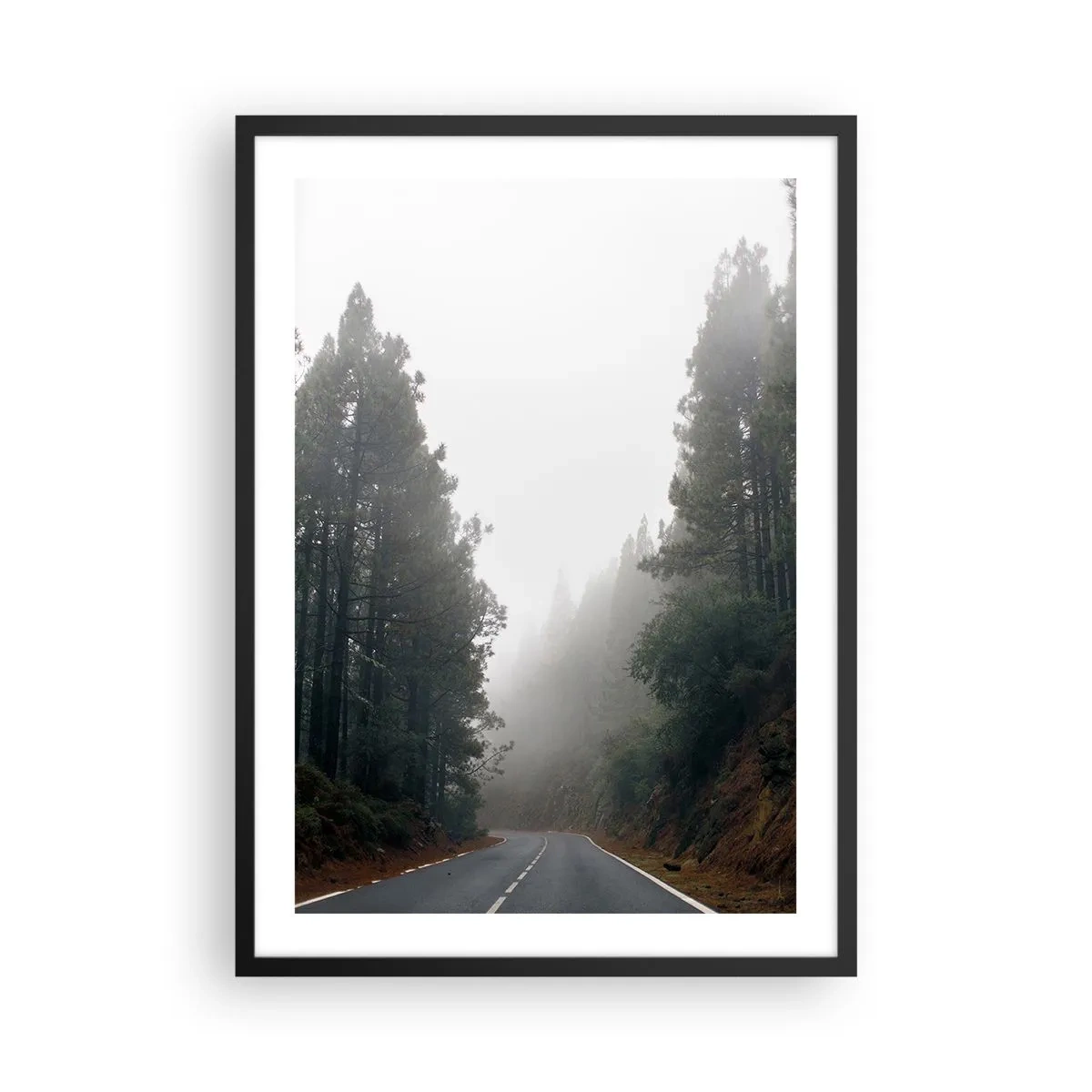 Plakát v černém rámu - Klikatá cesta mezi stromy zahalená v mlze - 50x70cm - Příběh kouzelného lesa - Moderní nástěnná dekorace do obývacího pokoje a ložnice ARTTOR