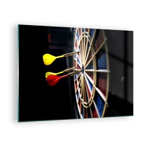 Obraz na skle - Šipky zasahující cíl v tmavém prostředí - 70x50cm - Přesný zásah - Moderní nástěnná dekorace do obývacího pokoje a ložnice ARTTOR