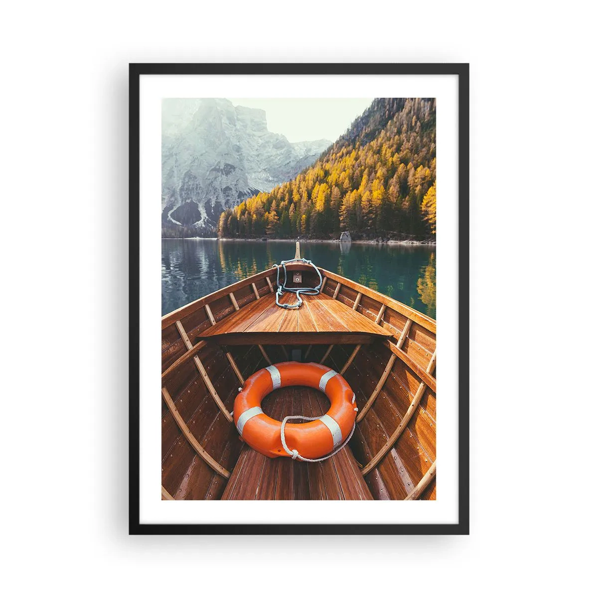 Plakát v černém rámu - Dřevěná loď na jezeře obklopeném horami - 50x70cm - Horská túra - Moderní nástěnná dekorace do obývacího pokoje a ložnice ARTTOR
