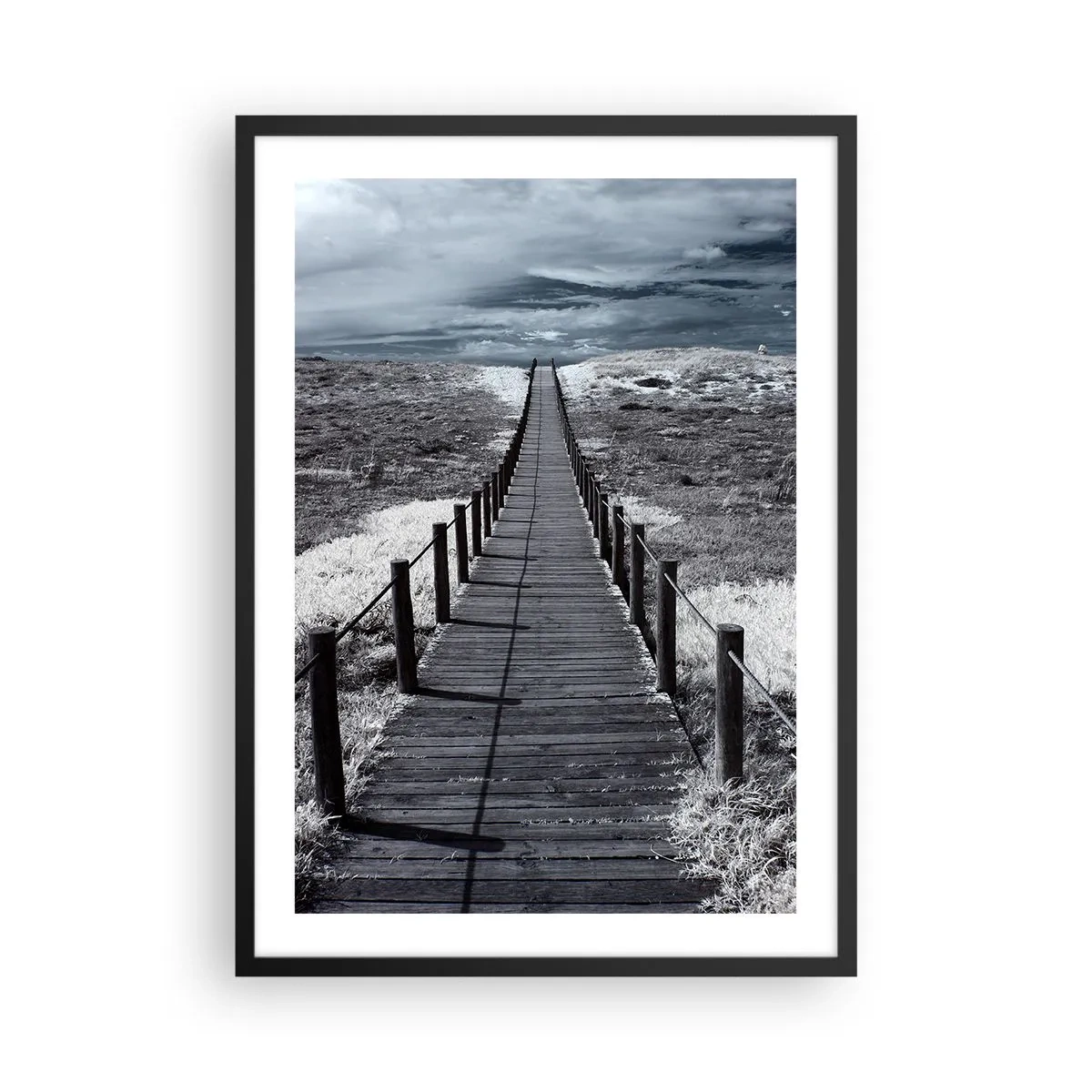 Plakát v černém rámu - Dřevěná cesta do neznáma - 50x70cm - Na samotný břeh - Moderní nástěnná dekorace do obývacího pokoje a ložnice ARTTOR